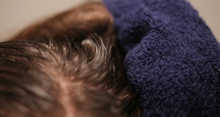 Enjuaga el cabello con agua fría.