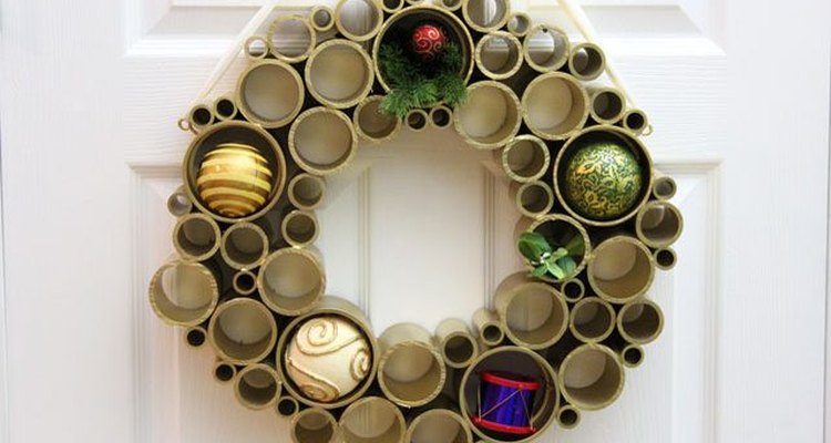 Una simple corona de Navidad hecha con tubos de PVC.