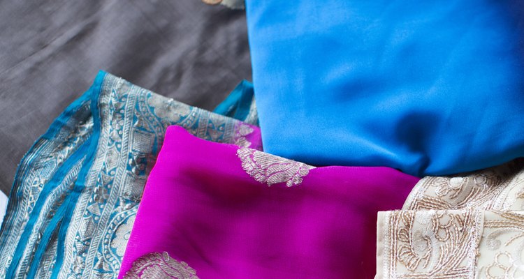 Existem várias maneiras de se dobrar um sari