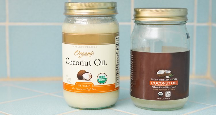 Los dos principales tipos de aceite de coco, refinado y sin refinar, tienen diferentes métodos de producción, costos y beneficios.