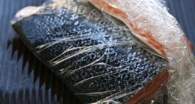 Congele o salmão para consumi-lo no futuro