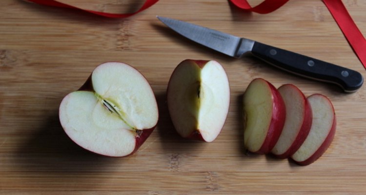 Deja la piel saludable de la manzana intacta.