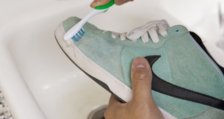 limpiar zapatos de imitación gamuza