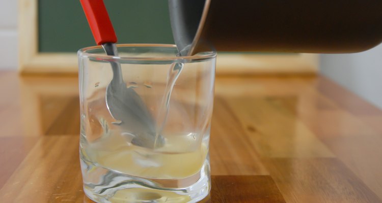 Xarope caseiro de mel com limão: um alívio para as crises de tosse noturnas