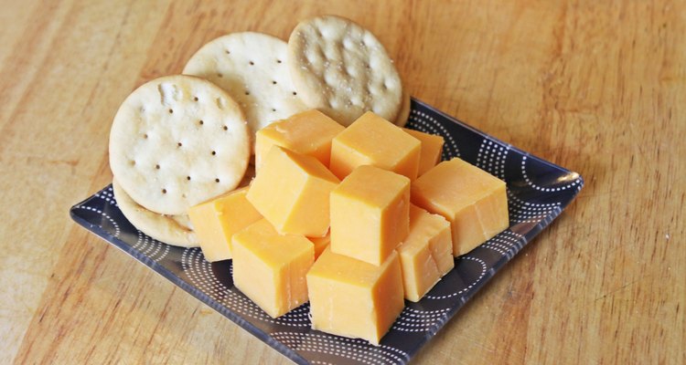 Para um aperitivo simples, sirva diversos queijos em cubos