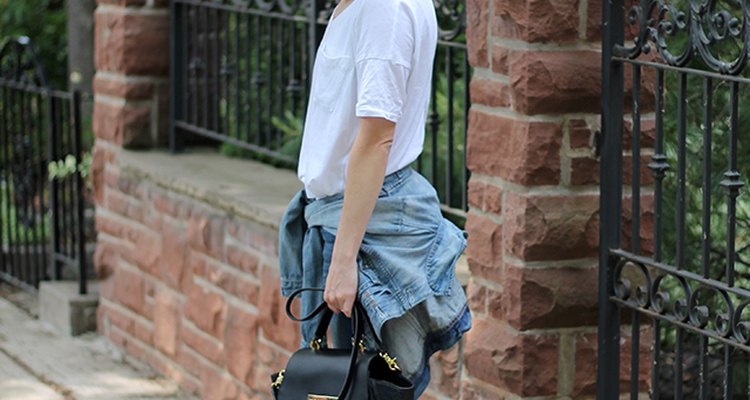 Panama hat, white tee, skinny jeans