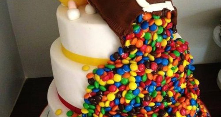 Este pastel hace gala de una gran creatividad en el uso de los caramelos M&M como adorno.