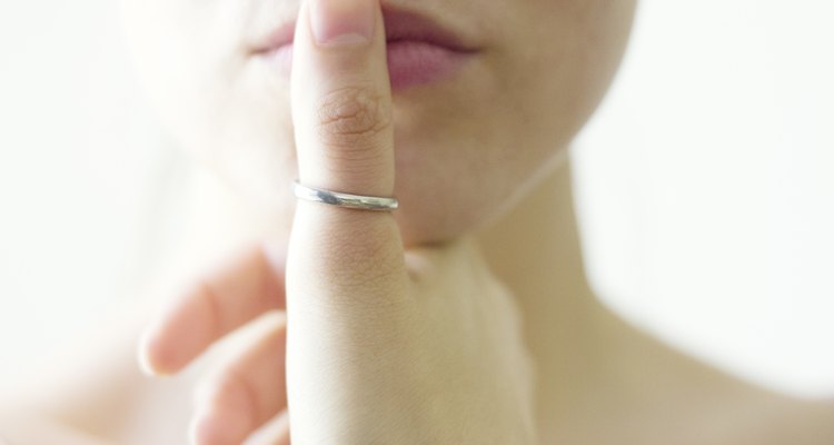 Uma mulher pode usar um anel no polegar para demonstrar sua orientação sexual