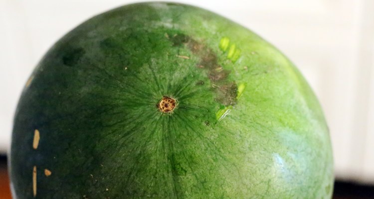Procure por manchas escuras ou sinais de bolor na superfície da fruta