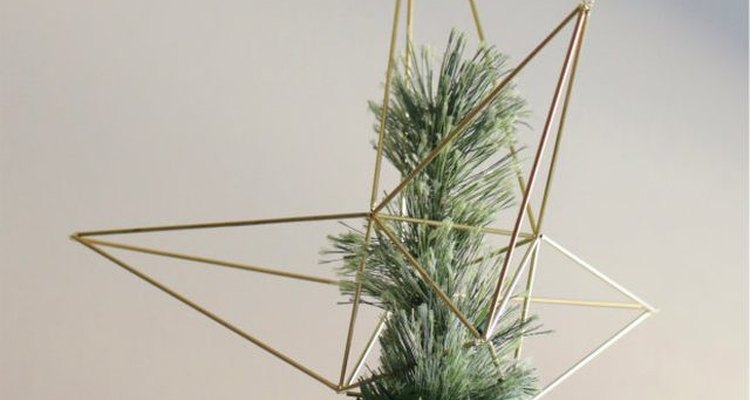 Haz una estrella Himmeli para decorar tu árbol de Navidad.