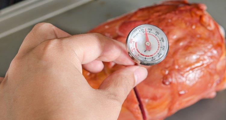 La mejor manera de comprobar la temperatura interna del jamón es con un termómetro para carne.