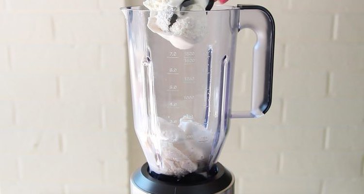 Añade el helado de vainilla en la jarra de la licuadora