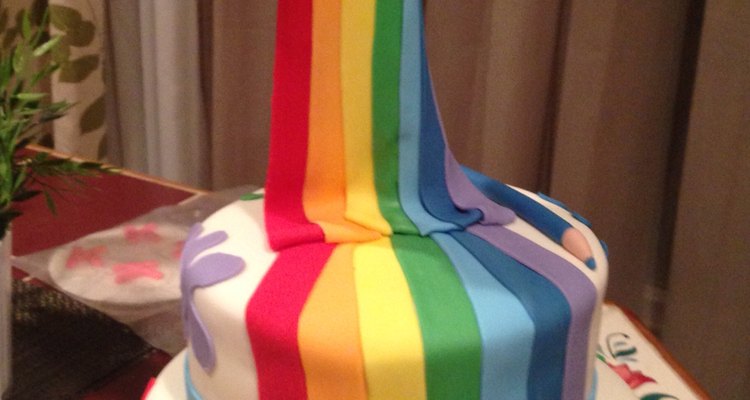 Este pastel es una idea novedosa y colorida para un cumpleaños infantil.