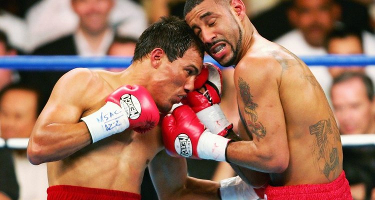 Corrales y Castillo chocan sus cabezas durante el combate