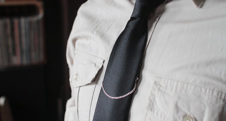 Um prendedor com corrente pode ajudar a manter a gravata no lugar