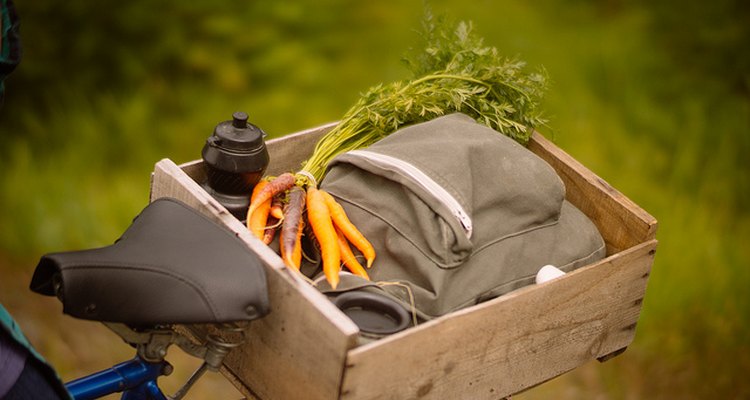 Imagen de una mochila y verduras extraídas por estudiantes del movimiento Slow Food