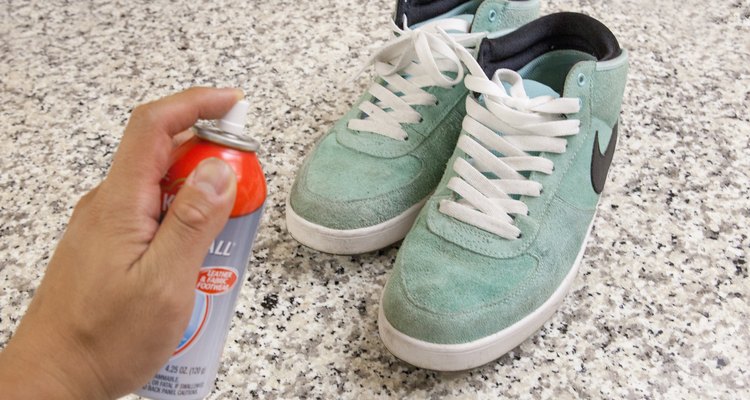 Evita futuras manchas usando un aerosol repelente de manchas y agua sobre los zapatos.