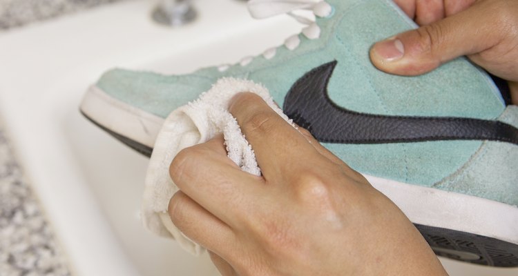 Usa un trapo ligeramente húmedo y un limpiador o jabón suave.
