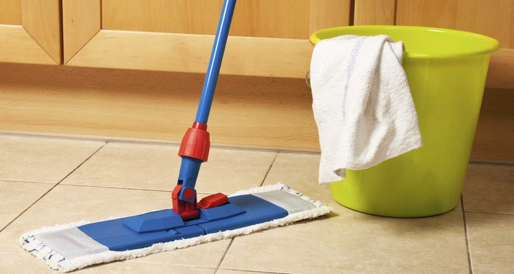 Fregar los pisos es una actividad que puedes hacer una vez a la semana.
