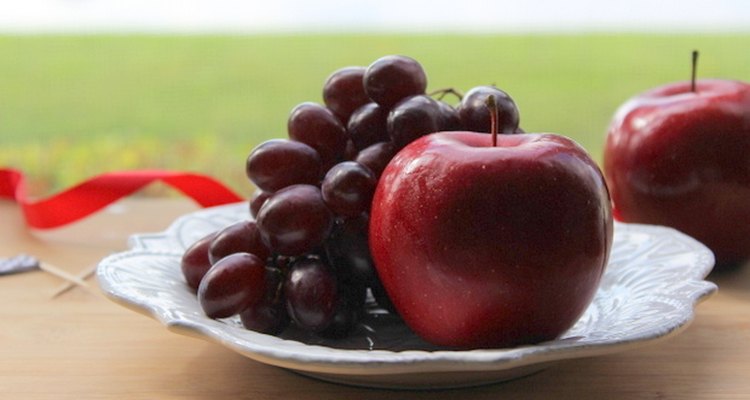 Limpia la fruta naturalmente con una mezcla de bicarbonato de sodio y sal.