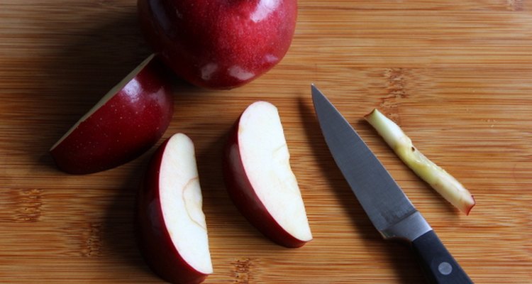 Un adulto debe cortar las manzanas para los niños.