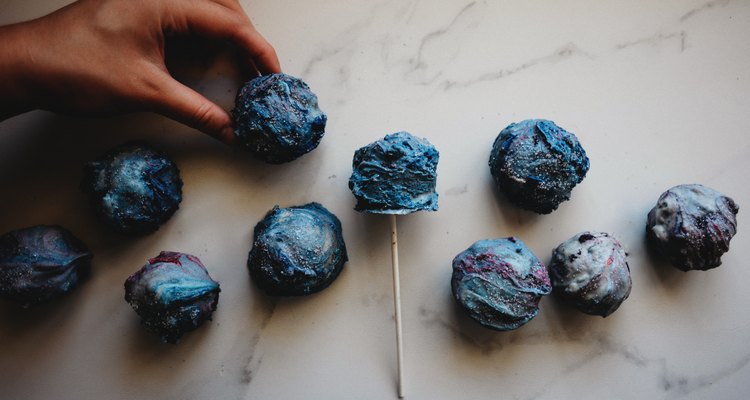 These Cake Pops with a Galaxy Design are so addictive!