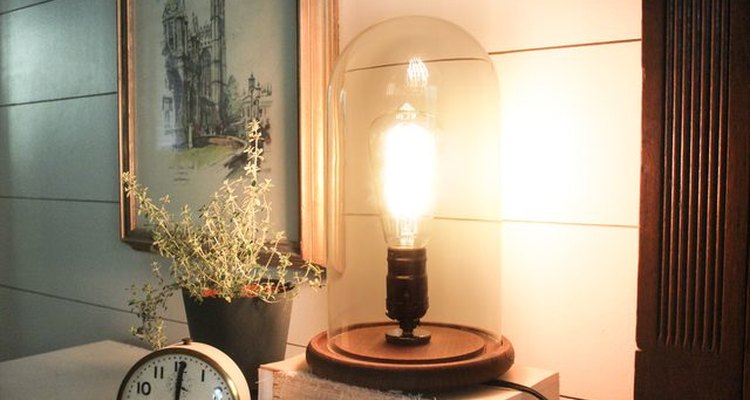 Prueba tu lámpara industrial de madera en tu mesa de noche.