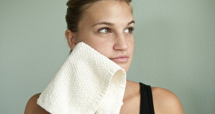 Lava tu rostro con agua y jabón.