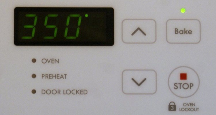 Preaqueça o forno elétrico na temperatura apropriada