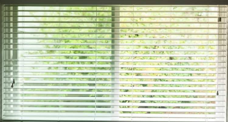 El método adecuado para abrir las persianas de las ventanas puede variar dependiendo del estilo de las mismas.