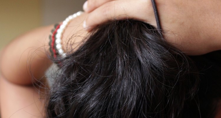 Una manera de hacer que sea más fácil recoger tu cabello es agachándote y peinándolo hacia tu coronilla.
