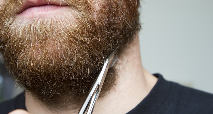 Recorta los pelos desordenados y largos de la barba.