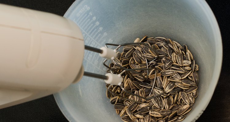 Coloque as sementes de girassol em uma batedeira elétrica