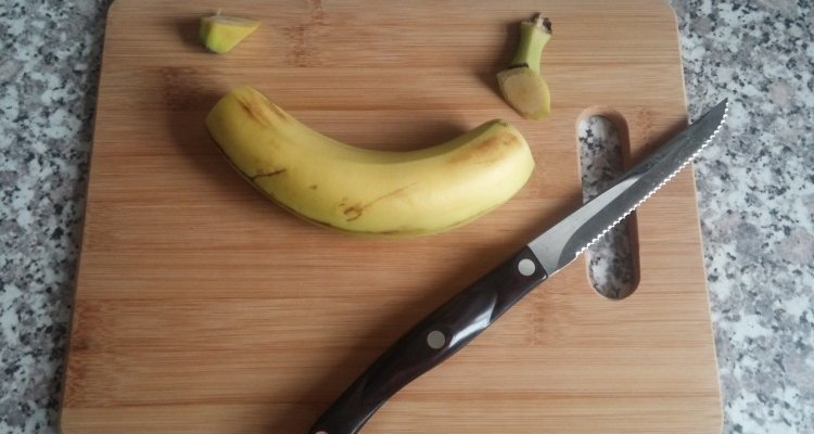 Corta ambos extremos de la banana pero deja la piel