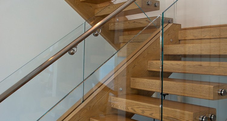 El vidrio añade un toque moderno a esta escalera.