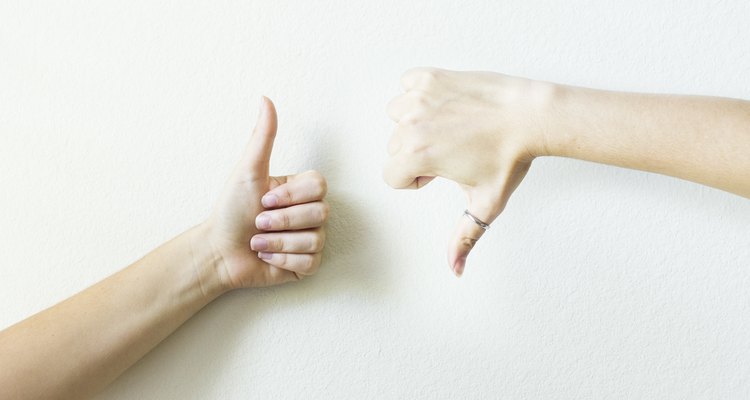 Usar anéis nos polegares da mão esquerda ou direita tem significados diferentes para a quiromancia