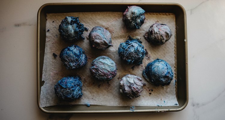 Set the galaxy cake balls in the refrigerator to harden the coating.