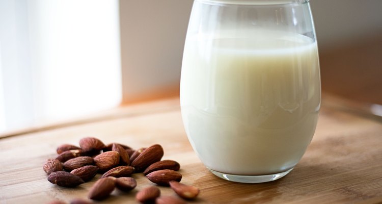 O leite de amêndoa morno pode ser usado em receitas ou consumido como uma bebida