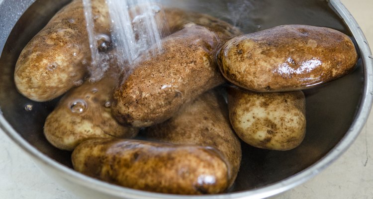 Lave as batatas antes de descascar