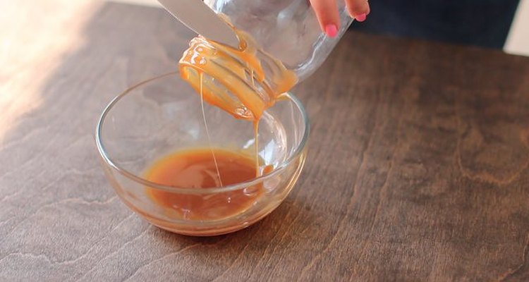 Sumerge el vaso en la salsa de caramelo.