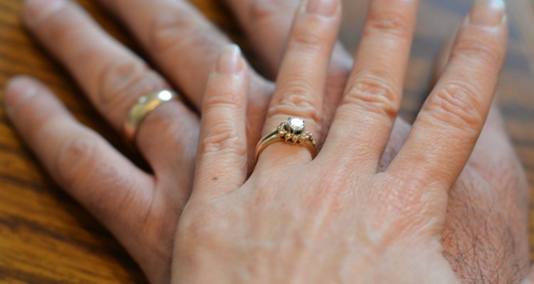 Reúne regalos para enseñar a la pareja de recién casados ​​cómo tener éxito.