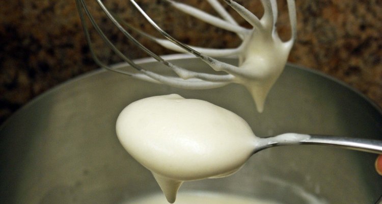 Enfriar la leche evaporada permite batirla como reemplazo de la crema.