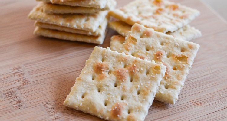 Las galletas de soda trituradas crean una excelente corteza para el pollo horneado o frito.