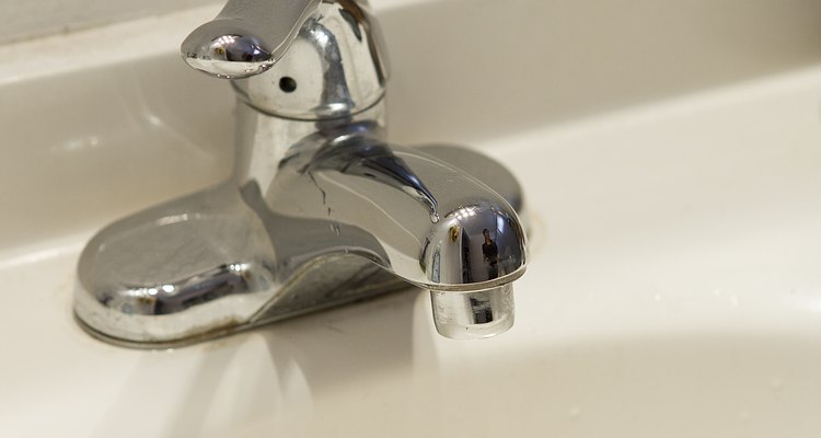 Puedes eliminar las manchas de agua dura de los grifos de níquel pulido usando elementos que probablemente ya tienes en tu casa.