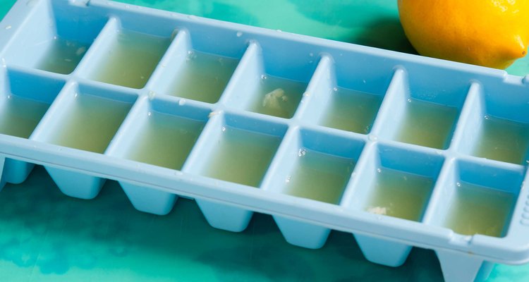 Algunos chefs congelan cierta cantidad de jugo de limón como cubitos de hielo.