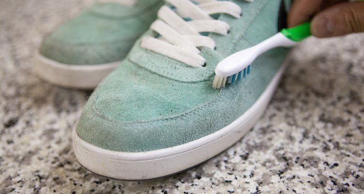 Cuando tus zapatos estén secos, pasa nuevamente el cepillo para gamuza.