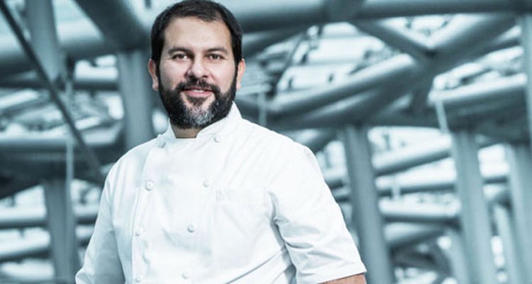 Enrique Olvera es un chef de excelencia, absorbido por completo en los detalles de los platos.