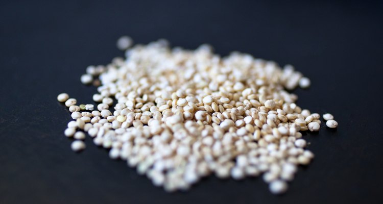 Las hojuelas de quinoa se obtienen del procesamiento de los granos de quinoa enteros.