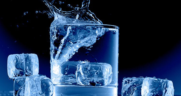 El agua fría es una manera óptima para asegurarte de tener una hidratación adecuada para tu organismo.