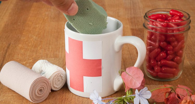Las tazas para café con temas de enfermería pueden ser la base de arreglos florales.
